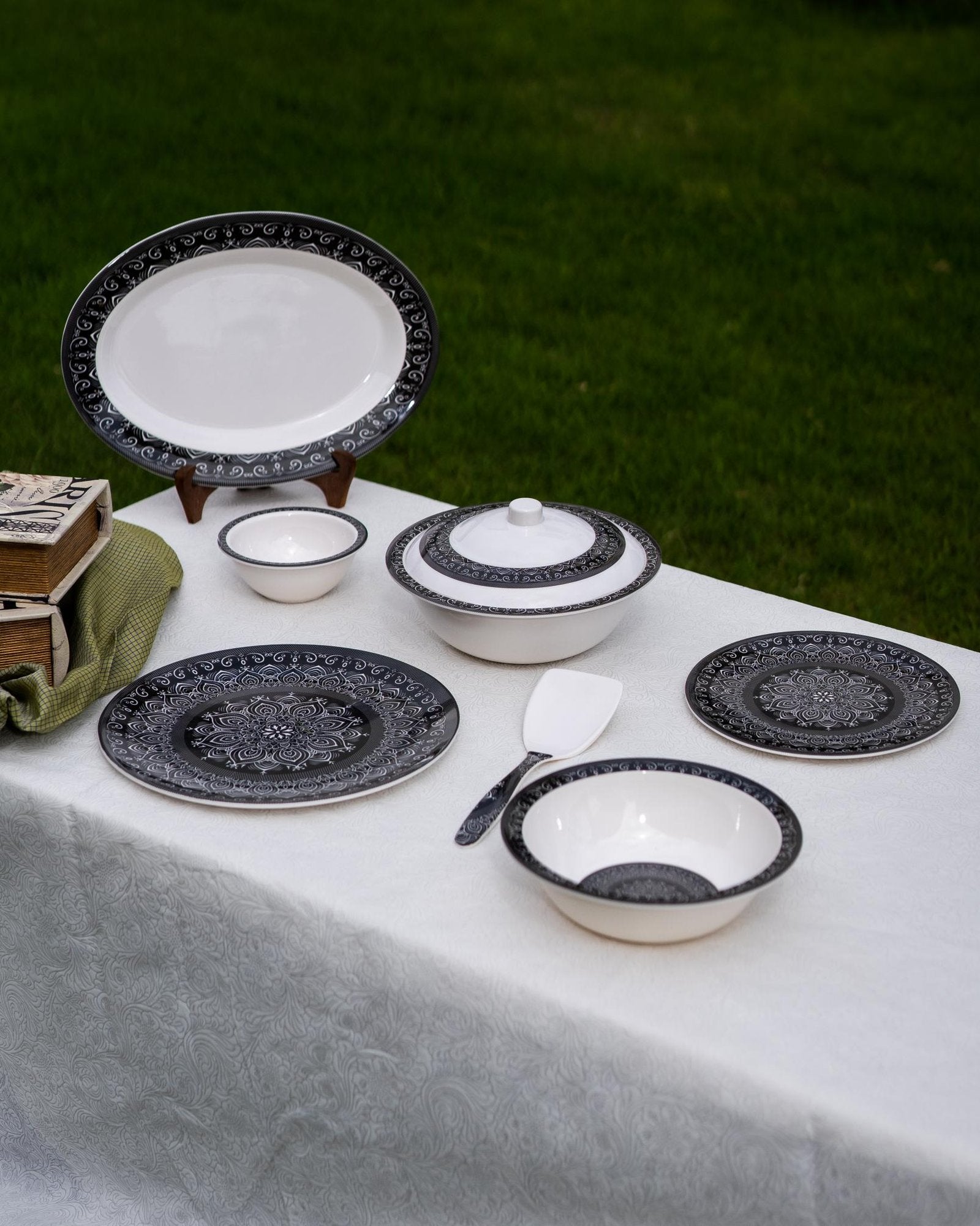 Noir Chic Dinner Set